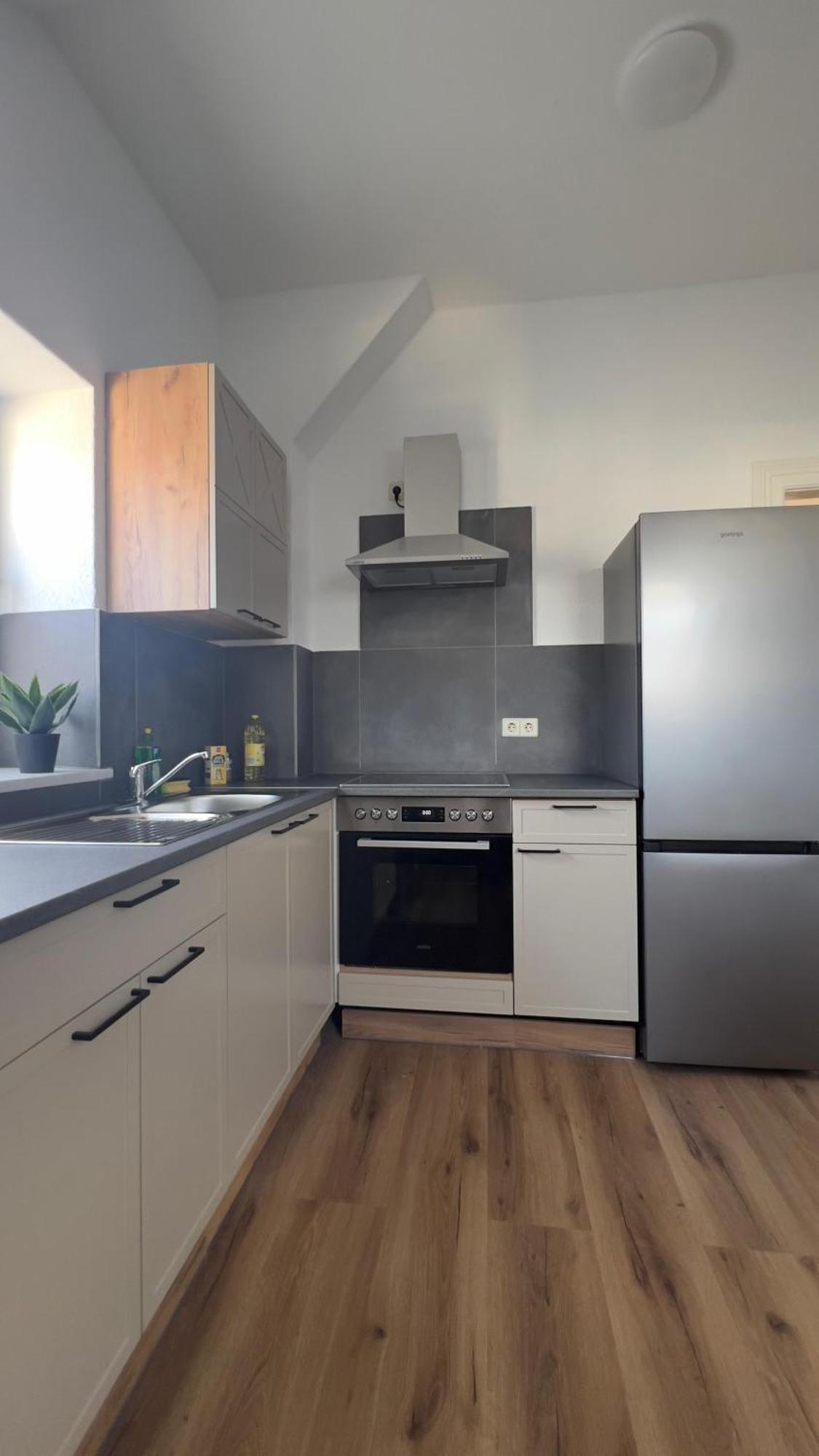 Modernes Apartment Mit 2 Schlafzimmern Und Privatparkplatz Nahe Innenstadt 新明斯特 外观 照片